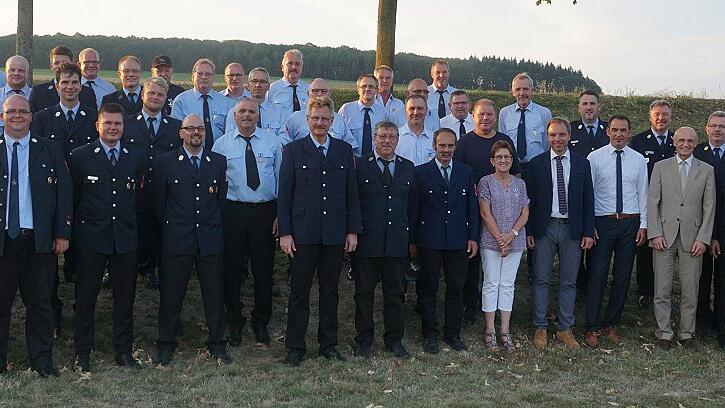 Die mit dem Goldenen Ehrenzeichen für 40 Dienstjahre ausgezeichneten Feuerwehrfrauen und -männer.