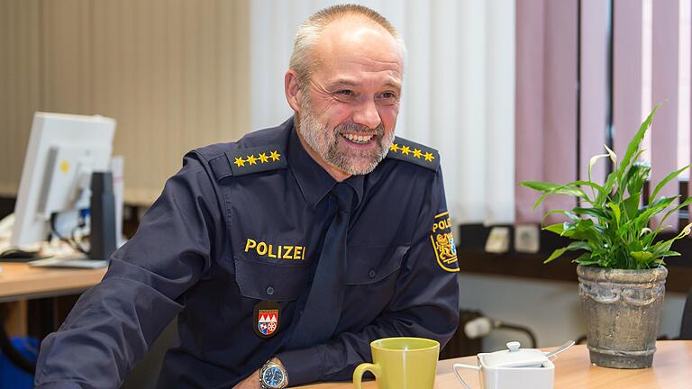 'Ich fahre jeden Tag mit einem Lächeln hierher.' Schweinfurts neuer Polizeichef, Leitender Polizeidirektor Joachim Mittelstädt, hat den Wechsel von Coburg nach Schweinfurt nicht bereut. 'Ich fahre jeden Tag mit einem Lächeln hierher.' Schweinfurts neuer Polizeichef, Leitender Polizeidirektor Joachim Mittelstädt, hat den Wechsel von Coburg nach Schweinfurt nicht bereut.