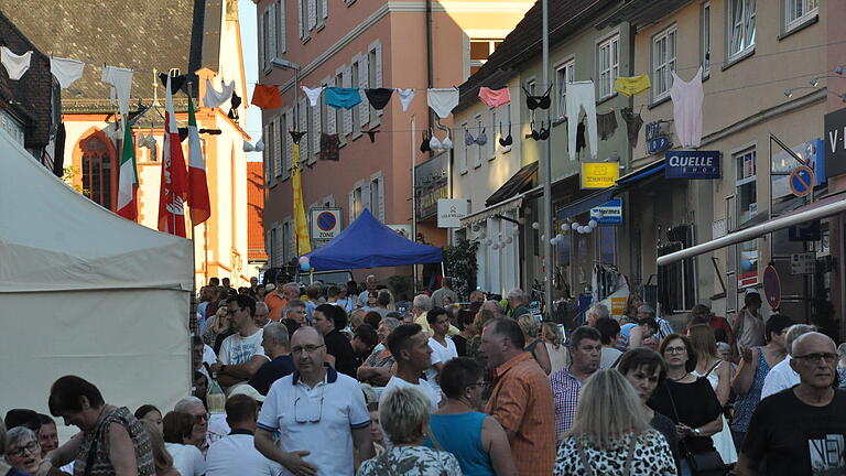 So voll wie bei der 'italienischen Nacht' im Juni 2019 dürfte es am Freitag in Hofheim nicht werden. Doch der 'lange Abend' bis 20 Uhr soll erstmals wieder mehr Publikum in die Geschäfte der Stadt locken. So voll wie bei der 'italienischen Nacht' im Juni 2019 dürfte es am Freitag in Hofheim nicht werden. Doch der 'lange Abend' bis 20 Uhr soll erstmals wieder mehr Publikum in die Geschäfte der Stadt locken.
