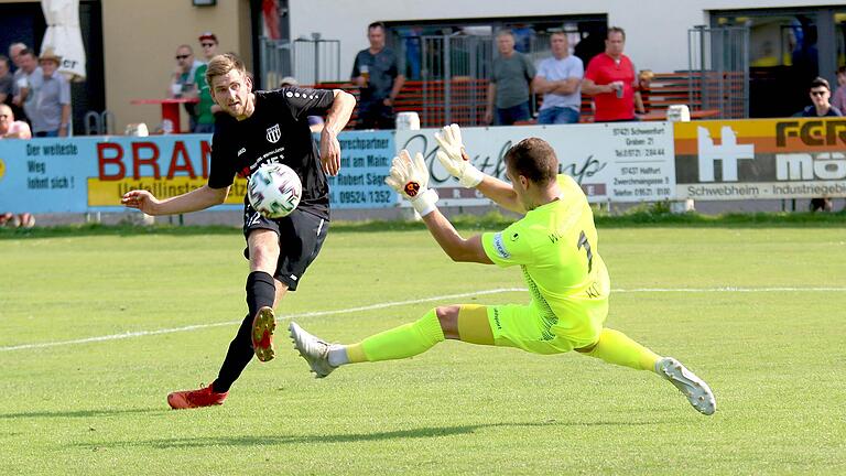 Bei dieser Großchance hat Sands Christopher Gonnert (links) noch Pech, dass der Ball nur die Latte am Gehäuse von Würzburgs Torwart Andre Koob streift. Dafür erzielte er beim 3:0 ein „Tor des Monats“. Bei dieser Großchance hat Sands Christopher Gonnert (links) noch Pech, dass der Ball nur die Latte am Gehäuse von Würzburgs Torwart Andre Koob streift. Dafür erzielte er beim 3:0 ein „Tor des Monats“.