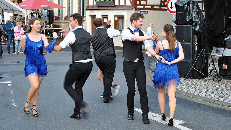 Einen Salsa, bevor abends die Gäste tanzten, zeigte die Tanzschule Pelzer beim Sommerzauber in Bad Königshofen. Einen Salsa, bevor abends die Gäste tanzten, zeigte die Tanzschule Pelzer beim Sommerzauber in Bad Königshofen.