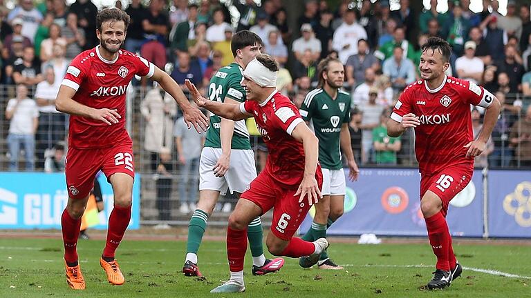 Umjubelter Torschütze: Daniel Hägele (links) ist die Freude über seinen Treffer zum 2:0 im Derby beim FC 05 Schweinfurt anzusehen. Seine Mitspieler Marius Wegmann und Peter Kurzweg (rechts) jubeln mit ihm.