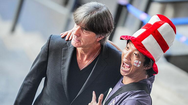 Joachim Löw - Joachim Löw soll einem Medienbericht zufolge am Trainerjob der englischen Nationalmannschaft interessiert sein. Joachim Löw - Joachim Löw soll einem Medienbericht zufolge am Trainerjob der englischen Nationalmannschaft interessiert sein.