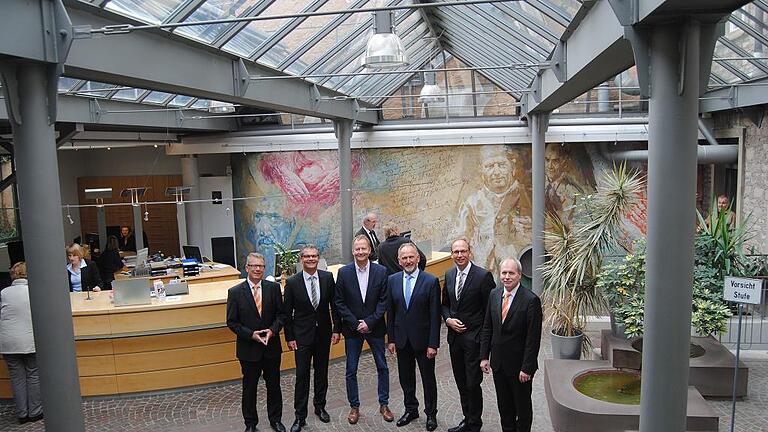 Die Hauptarbeit steht noch bevor. Die Vorstände Jürgen Klubertanz (Hammelburg) und Michael Kaiser (Bad Kissingen) sowie die Aufsichtsratsvorsitzenden Sebastian Hose (Hammelburg) und Hubert Schott (Bad Kissingen) mit wiederum den Vorständen Rainer Geis (Bad Kissingen) und Roland Knoll (Hammelburg) bereiten die Fusion ihrer beiden Genossenschaftsbanken vor. Die Hauptarbeit steht noch bevor. Die Vorstände Jürgen Klubertanz (Hammelburg) und Michael Kaiser (Bad Kissingen) sowie die Aufsichtsratsvorsitzenden Sebastian Hose (Hammelburg) und Hubert Schott (Bad Kissingen) mit wiederum den Vorständen Rainer Geis (Bad Kissingen) und Roland Knoll (Hammelburg) bereiten die Fusion ihrer beiden Genossenschaftsbanken vor.