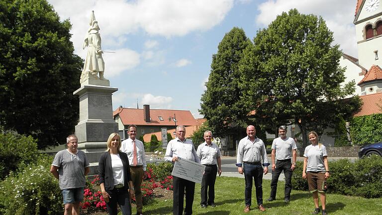 Harald Weidner, Vorsitzender der Fördergemeinschaft hält den Spendencheck in den Händen.
Von links: Norbert Holzheimer (Fördergemeinschaft), Cornelia Paul (Tourist-Info), Peter Suckfüll (VR-Bank), Harald Weidner (Fördergemeinschaft), Stefan Söder (Sparkasse), Bürgermeister Georg Seiffert, Bauhofleiter Harald Tratt und Bauhofmitarbeiterin Verena Faulstich.