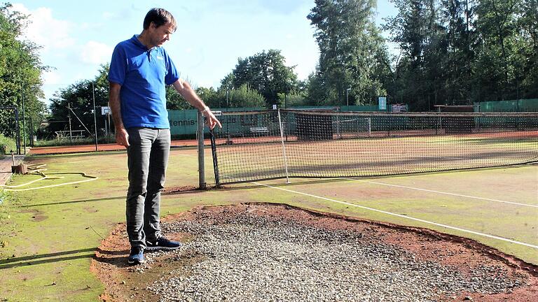 Neben Corona hat auch das Hochwasser dem Wiesentheider Sportverein zugesetzt. Dieser Tennisplatz wurde unterspült und ist kaputt, wie Andreas Sinning zeigt.