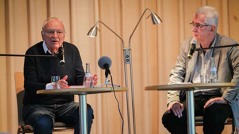 Uwe Timm gilt als einer der größten deutschen Autoren der Gegenwart. Im Evangelischen Gemeindezentrum in Bad Mergentheim sprach er mit Helmut Böttiger über sein Buch 'Alle meine Geister'. Uwe Timm gilt als einer der größten deutschen Autoren der Gegenwart. Im Evangelischen Gemeindezentrum in Bad Mergentheim sprach er mit Helmut Böttiger über sein Buch 'Alle meine Geister'.