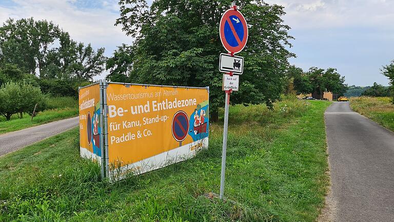 Am Sportplatz in Astheim wurde eine Be- und Entladezone an der Einsetzstelle des Altmains eingerichtet. Hier können die Wassertouristen ihre Kanus, SUPs und Luftmatratzen ein-, ausladen und aufblasen. Am Sportplatz in Astheim wurde eine Be- und Entladezone an der Einsetzstelle des Altmains eingerichtet. Hier können die Wassertouristen ihre Kanus, SUPs und Luftmatratzen ein-, ausladen und aufblasen.
