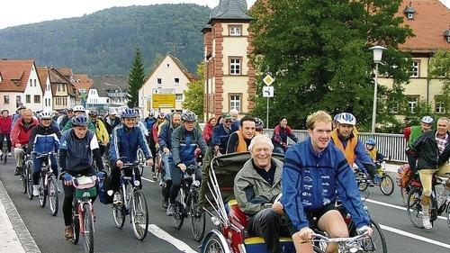 Landratstour Grein - Die letzten Kilometer seiner letzten Landrad(t)s-Tour brauchte Armin Grein nicht mehr zu strampeln – die Langenprozeltener Kunstradler Heiko und Michal Rauch und Klaus Jäger überraschten Grein bei der Rast am Gemündener Huttenschloß mit einer Rikscha. Weltmeister Michael Rauch kutschierte den Kreischef das erste Stück des Wegs nach Karlstadt. Landratstour Grein - Die letzten Kilometer seiner letzten Landrad(t)s-Tour brauchte Armin Grein nicht mehr zu strampeln – die Langenprozeltener Kunstradler Heiko und Michal Rauch und Klaus Jäger überraschten Grein bei der Rast am Gemündener Huttenschloß mit einer Rikscha. Weltmeister Michael Rauch kutschierte den Kreischef das erste Stück des Wegs nach Karlstadt.