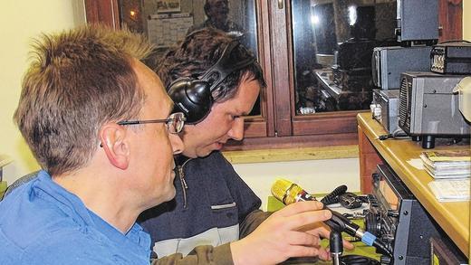 Im Clubraum: Rainer Brand (links) und Jürgen Hauser sind Mitglieder beim Deutschen Amateur Radio Club Schweinfurt, der sein 60-jähriges Bestehen feiert. DARC Im Clubraum: Rainer Brand (links) und Jürgen Hauser sind Mitglieder beim Deutschen Amateur Radio Club Schweinfurt, der sein 60-jähriges Bestehen feiert. DARC