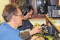 Im Clubraum: Rainer Brand (links) und Jürgen Hauser sind Mitglieder beim Deutschen Amateur Radio Club Schweinfurt, der sein 60-jähriges Bestehen feiert. DARC