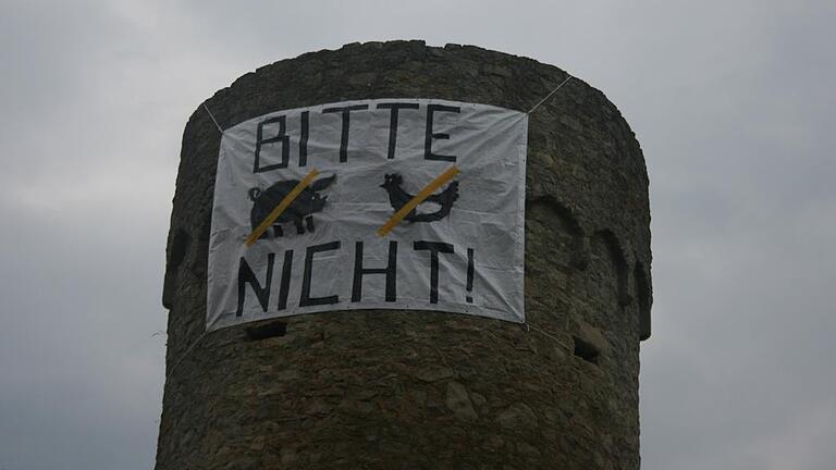 Ein Plakat am Suhlesturm soll deutlich machen, dass Mastschweine und Legehennen in diesem Bereich nicht gewünscht sind. Ein Plakat am Suhlesturm soll deutlich machen, dass Mastschweine und Legehennen in diesem Bereich nicht gewünscht sind.