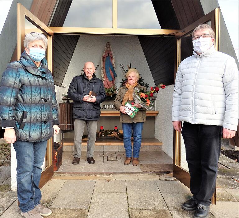 Pfarrgemeinderatsvorsitzende Inge Henkel (links) und Pfarrer Thomas Amrehn begleiteten das Ehepaar Rita und Hans Werner an ihrem Ehrentag zu 'ihrer' Mariengrotte. Pfarrgemeinderatsvorsitzende Inge Henkel (links) und Pfarrer Thomas Amrehn begleiteten das Ehepaar Rita und Hans Werner an ihrem Ehrentag zu 'ihrer' Mariengrotte.