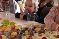 Die Kindergartenkinder aus Repperndorf steuern das Dessert zum Mittagstisch im Gemeindehaus bei.