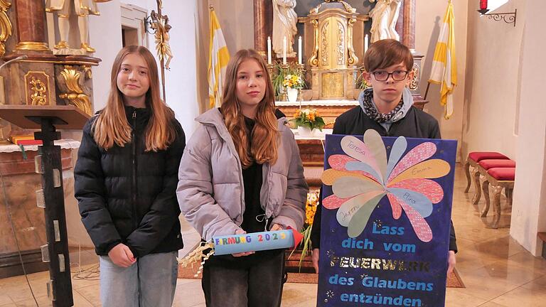 „Lass dich vom Feuerwerk des Glaubens entzünden“, dieses Motto wird die Firmlinge der Pfarrei St. Wolfgang in Hausen in den nächsten Wochen der Vorbereitung auf das Sakrament der Firmung begleiten. Von links: Teresa Legron, Elina Ebert und Jaron Sauer. Es fehlt Firmling Emma Müller. „Lass dich vom Feuerwerk des Glaubens entzünden“, dieses Motto wird die Firmlinge der Pfarrei St. Wolfgang in Hausen in den nächsten Wochen der Vorbereitung auf das Sakrament der Firmung begleiten. Von links: Teresa Legron, Elina Ebert und Jaron Sauer. Es fehlt Firmling Emma Müller.