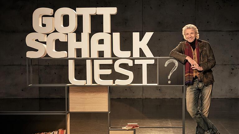 Moderator Thomas Gottschalk mit dem Logo seiner neuen Talkshow. Foto: Oliver Maier/BR - Moderator Thomas Gottschalk mit dem Logo seiner neuen Talkshow. Foto: Oliver Maier/BR Moderator Thomas Gottschalk mit dem Logo seiner neuen Talkshow. Foto: Oliver Maier/BR - Moderator Thomas Gottschalk mit dem Logo seiner neuen Talkshow. Foto: Oliver Maier/BR