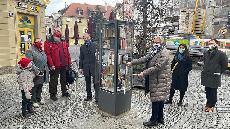 Familie Krehbiel gehörte zu den Ersten, die sich aus dem Bücherschrank bedienten. Im Bild (von links): Familie Krehbiel, OB Stefan Güntner, Astrid Glos, Sheena Ulsamer, Leiterin Stadtbücherei, Andre Russ, Bauamt