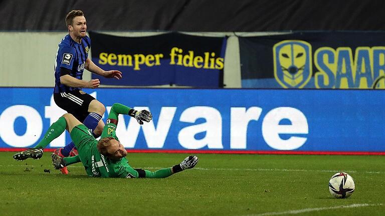 Sebastian Jacob überwindet Kickers-Keeper Hendrik Bonmann zum 2:1-Siegtreffer. Sebastian Jacob überwindet Kickers-Keeper Hendrik Bonmann zum 2:1-Siegtreffer.