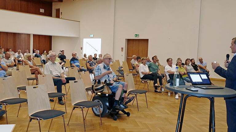 Lücken gab es reichich beim ersten Bürgerdialog nach Corona mit Bürgermeister Franz-Josef Sauer in der Arnsteiner Stadthalle.