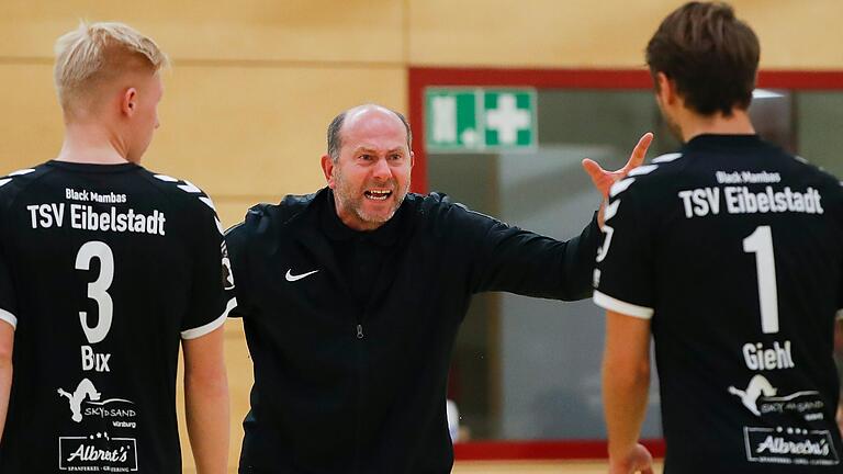 Aufregung bei Tado Karlovic: Erst mit einer lautstarken Ansprache rüttelte der Trainer des TSV Eibelstadt seine Mannschaft im Heimspiel gegen den TSV Zirndorf wach. Aufregung bei Tado Karlovic: Erst mit einer lautstarken Ansprache rüttelte der Trainer des TSV Eibelstadt seine Mannschaft im Heimspiel gegen den TSV Zirndorf wach.