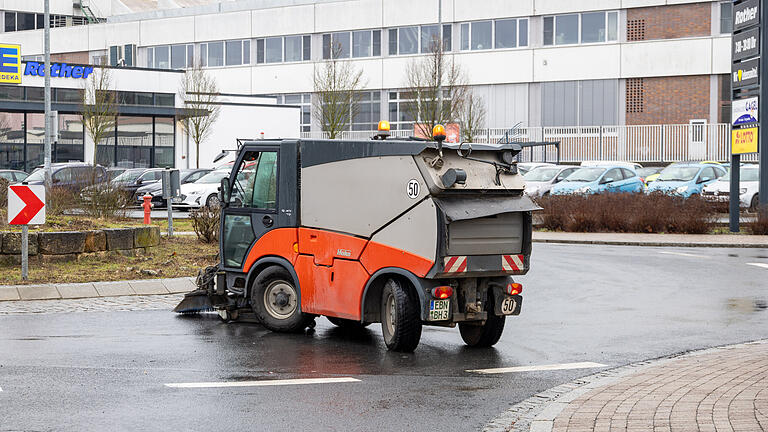 Der Faschingsumzug in Ebern brachte 43 Gruppen und Grüppchen auf Eberns Straßen. Trotz leichtem Regen war halb Ebern auf den Beinen, um zuzuschauen.