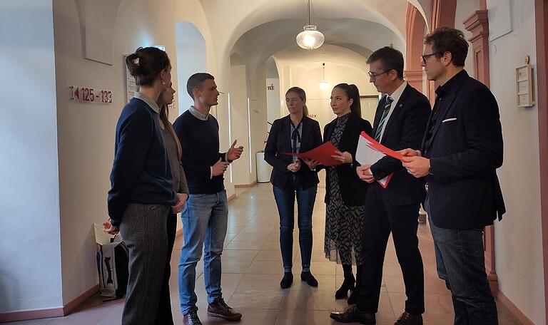 Das MediNetz überreichte dem Oberbürgermeister Christian Schuchardt (Zweiter von rechts), Sozialreferentin Hülya Düber (Fünfte von links) sowie Martin Heilig (rechts) und Judith Roth-Jörg (Mitte) einen Forderungsbrief im Rathaus. Das MediNetz überreichte dem Oberbürgermeister Christian Schuchardt (Zweiter von rechts), Sozialreferentin Hülya Düber (Fünfte von links) sowie Martin Heilig (rechts) und Judith Roth-Jörg (Mitte) einen Forderungsbrief im Rathaus.