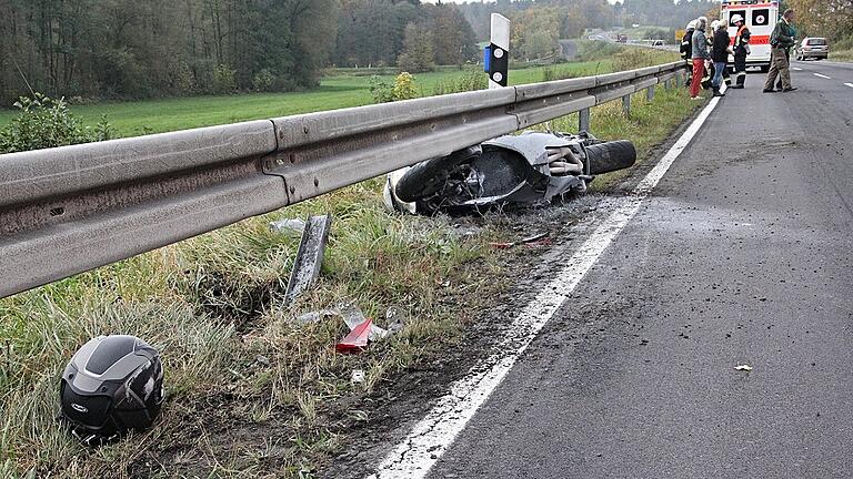 Motorradfahrer hat Glück im Unglück - (hwi) Der Verkehrsunfall, der sich am Donnerstagnachmittag, gegen 13.30 Uhr auf der Staatsstraße 2278, Höhe Jesserndorf ereignet hat, ging für den Biker zum Glück glimpflich aus. Er trug nur leichtere Verletzungen davon und wurde vor Ort vom Rettungsdienst des BRK versorgt. An seinem Krad, einer neuwertigen schweren BMW, entstand nach Angaben der Polizei Totalschaden in Höhe von mehr als 10000 Euro. Das Motorrad ging nach dem Anstoß an der Leitplanke in Flammen auf und konnte noch vor dem Eintreffen der Feuerwehren Jesserndorf und Ebern von einem Verkehrsteilnehmer mit einem Handfeuerlöscher gelöscht werden. Zur Unfallzeit war der 24-jährige Motorradfahrer aus dem Landkreis Schweinfurt auf der Staatsstraße 2278 aus Richtung Ebern kommend in Richtung Haßfurt gefahren. Etwa 300 Meter vor der Einmündung Jesserndorf/Bramberg, wollte er nach Angaben der Polizei mehrere Pkw und einen Lkw überholen. Aus dieser Kolonne scherte der 29-jährige Fahrer eines Opel Astra aus dem Landkreis Haßberge aus, den der Motorradfahrer streifte, deshalb stürzte und links in die Leitplane rutschte. Motorradfahrer hat Glück im Unglück - (hwi) Der Verkehrsunfall, der sich am Donnerstagnachmittag, gegen 13.30 Uhr auf der Staatsstraße 2278, Höhe Jesserndorf ereignet hat, ging für den Biker zum Glück glimpflich aus. Er trug nur leichtere Verletzungen davon und wurde vor Ort vom Rettungsdienst des BRK versorgt. An seinem Krad, einer neuwertigen schweren BMW, entstand nach Angaben der Polizei Totalschaden in Höhe von mehr als 10000 Euro. Das Motorrad ging nach dem Anstoß an der Leitplanke in Flammen auf und konnte noch vor dem Eintreffen der Feuerwehren Jesserndorf und Ebern von einem Verkehrsteilnehmer mit einem Handfeuerlöscher gelöscht werden. Zur Unfallzeit war der 24-jährige Motorradfahrer aus dem Landkreis Schweinfurt auf der Staatsstraße 2278 aus Richtung Ebern kommend in Richtung Haßfurt gefahren. Etwa 300 Meter vor der Einmündung Jesserndorf/Bramberg, wollte er nach Angaben der Polizei mehrere Pkw und einen Lkw überholen. Aus dieser Kolonne scherte der 29-jährige Fahrer eines Opel Astra aus dem Landkreis Haßberge aus, den der Motorradfahrer streifte, deshalb stürzte und links in die Leitplane rutschte.