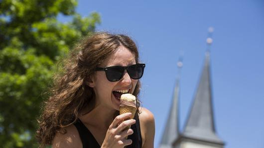 Hurra, Sommer, sagen die einen. Oh Gott, die Hitze, die anderen. Wie man es auch sieht, der Heimatkreis wird in den kommenden Tagen glühen und zum Beispiel das Eisgeschäft boomen.