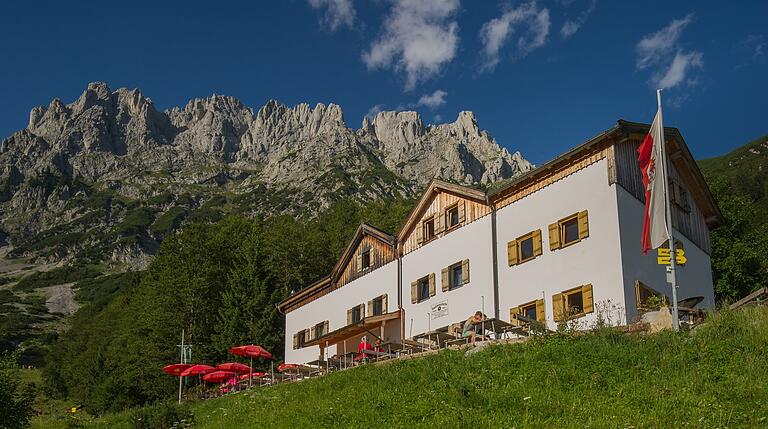 Sie liegt auf einem Almboden auf der Südseite des Wilden Kaisers: die Gaudeamus-Hütte der DAV-Sektion Main-Spessart.