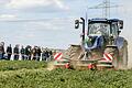 Der Anbau von Zwischenfrüchten, wie sie hier bei einem Feldtag in Sonderhofen eingearbeitet werden, sind ein Beitrag der Landwirtschaft zum Klima- und Gewässerschutz.