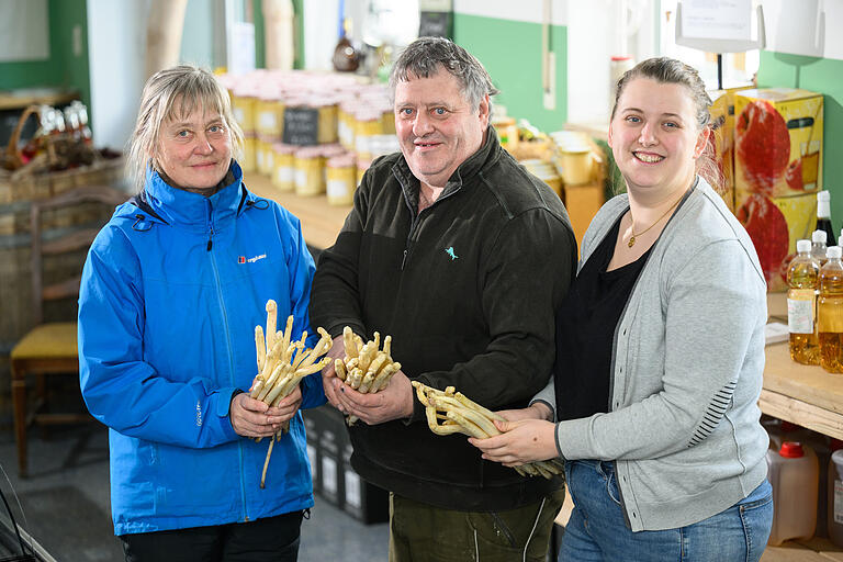 Christine Müller vom Amt für Ernährung, Landwirtschaft und Forsten in Kitzingen-Würzburg (links) präsentiert mit Jürgen Heilmann, Spargelhof-Betriebsleiter in Albertshofen, und seiner Tochter Catharina den ersten frisch geernteten Spargel. Christine Müller vom Amt für Ernährung, Landwirtschaft und Forsten in Kitzingen-Würzburg (links) präsentiert mit Jürgen Heilmann, Spargelhof-Betriebsleiter in Albertshofen, und seiner Tochter Catharina den ersten frisch geernteten Spargel.
