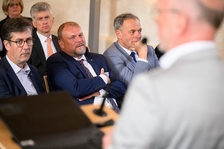 Auch beim Festakt '125 Jahre Wasservertrag Würzburg' gab es Andeutungen auf die Großprojekte mitten im geplanten Wasserschutzgebiet. Von links: Christian Schuchardt, Oberbürgermeister der Stadt Würzburg, Landrat Thomas Eberth und Dr. Rüdiger Detsch, Ministerialdirektor des Bayerischen Umweltministeriums. Auch beim Festakt '125 Jahre Wasservertrag Würzburg' gab es Andeutungen auf die Großprojekte mitten im geplanten Wasserschutzgebiet. Von links: Christian Schuchardt, Oberbürgermeister der Stadt Würzburg, Landrat Thomas Eberth und Dr. Rüdiger Detsch, Ministerialdirektor des Bayerischen Umweltministeriums.
