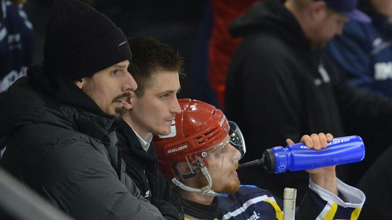 Die Trainer Tomas Kubalik (links) und Semjon Bär auf der Schweinfurter Bank (mit Spieler Kevin Heckenberger): Die Saison in der Eishockey-Bayernliga geht in die Play-offs. Die Trainer Tomas Kubalik (links) und Semjon Bär auf der Schweinfurter Bank (mit Spieler Kevin Heckenberger): Die Saison in der Eishockey-Bayernliga geht in die Play-offs.