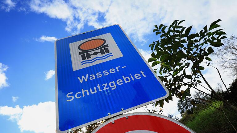 Wasserschutzgebiet in Bayern       -  Das Wasserschutzgebiet in der Nähe von Würzburg ist das zweitgrößte in Bayern. Aufgrund eines geplanten Bergwerkes bangen Bürgerinnen und Bürger um ihre Wasserversorgung.