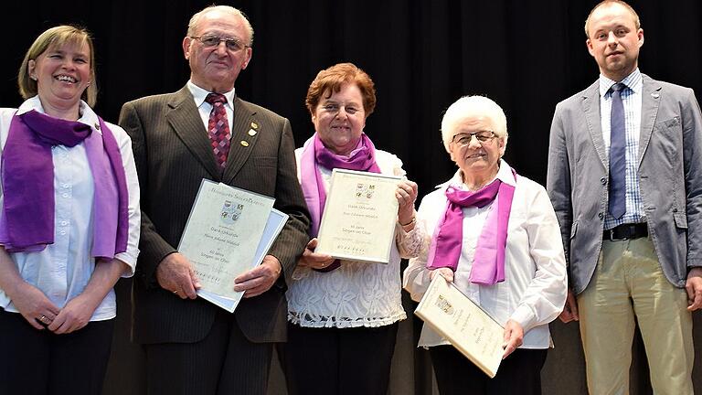 200 Jahre Chorgesang beim Liederkranz Uffenheim: Ehrennadeln in Bronze und Gold gab es aus den Händen von Frank Schneider (rechts) für (von links) Martina Kellermann, Johann Mühlich, Eleonore Mühlich und Helga Karmann. 200 Jahre Chorgesang beim Liederkranz Uffenheim: Ehrennadeln in Bronze und Gold gab es aus den Händen von Frank Schneider (rechts) für (von links) Martina Kellermann, Johann Mühlich, Eleonore Mühlich und Helga Karmann.