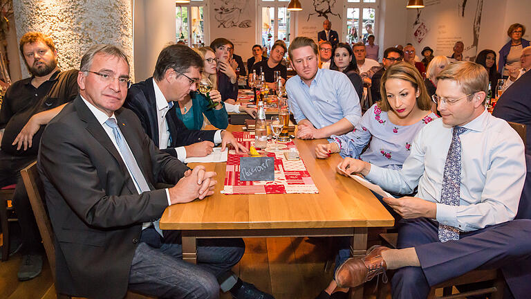 Ernste Blicke: Oliver Jörg (rechts) mit Bezirkstags-Direktkandidatin Hülya Düber, MdB Paul Lehrieder (links) und OB Christian Schuchardt (dahinter) bei der Wahlparty der CSU am Sonntag im Ratskeller. Foto: Dita Vollmond