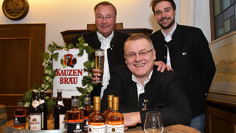 Mit Pils aus hauseigenem Hopfen, einem Bierbrand und einem preisgekrönten Whisky zeigt die Kauzen-Brauerei, was sie kann. Vorne im Bild Braumeister Otto Resch, dahinter (v.l.) die Brauerei-Chefs Karl-Heinz und Jacob Pritzl.