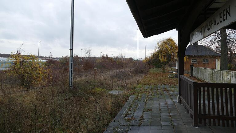 Der Bahnsteig vor dem Bahnhof Etwashausen ist verwildert und zugewachsen. Der Bahnsteig vor dem Bahnhof Etwashausen ist verwildert und zugewachsen.