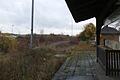 Der Bahnsteig vor dem Bahnhof Etwashausen ist verwildert und zugewachsen.