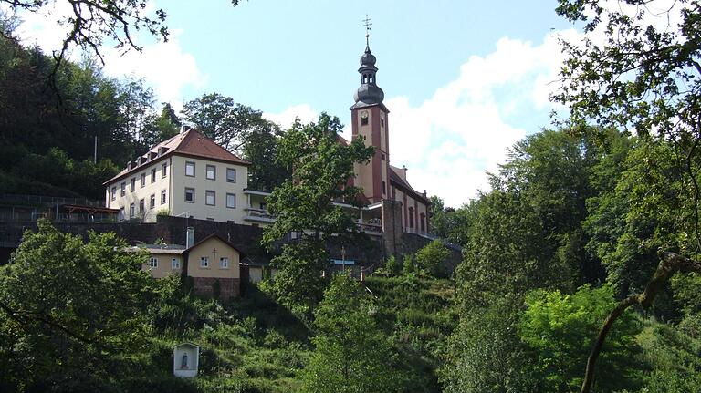 Liegt versteckt im Wald: Die Wallfahrtskirche Mariabuchen bei Lohr (Lkr. Main-Spessart). Liegt versteckt im Wald: Die Wallfahrtskirche Mariabuchen bei Lohr (Lkr. Main-Spessart).