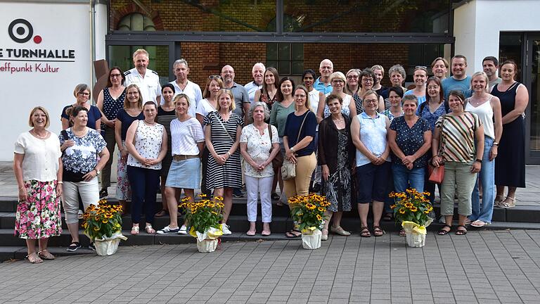 Beim Jahresabschlusstreffen der Schulweghelfer in Lohr wurden den Lotsen als Anerkennung ihres Engagements die Urkunde der Landesverkehrswacht Bayern und ein Präsent überreicht. Beim Jahresabschlusstreffen der Schulweghelfer in Lohr wurden den Lotsen als Anerkennung ihres Engagements die Urkunde der Landesverkehrswacht Bayern und ein Präsent überreicht.