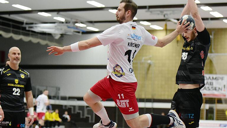 Sebastian Kirchner (beim Wurf) und dem HSC Bad Neustadt hilft beim finalen Spiel in der Vorrunde der Bayernliga Nord nur ein Sieg in Roßtal bei gleichzeitiger Schützenhilfe des HSC 2000 Coburg II zum Erreichen der Aufstiegsrunde. Sebastian Kirchner (beim Wurf) und dem HSC Bad Neustadt hilft beim finalen Spiel in der Vorrunde der Bayernliga Nord nur ein Sieg in Roßtal bei gleichzeitiger Schützenhilfe des HSC 2000 Coburg II zum Erreichen der Aufstiegsrunde.