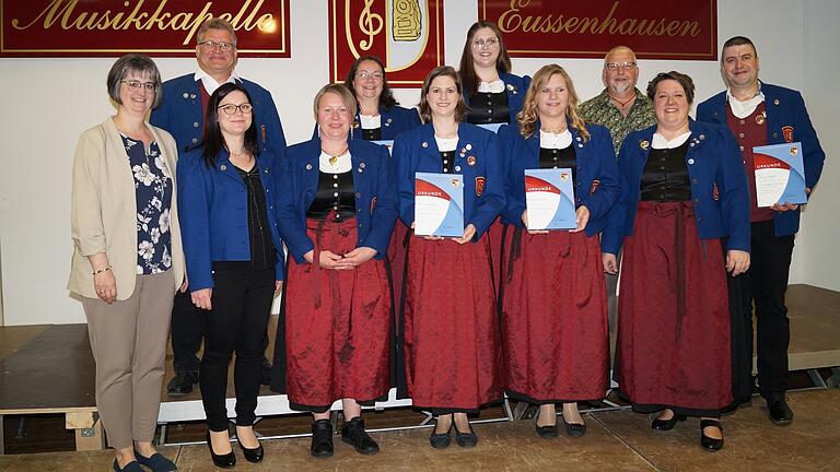 Vorne von links Renate Haag, Anja Hamm, Michaela Beck, Michaela Enders, Nadja Karlein, Christina Dietz; hinten von links: Ralf Diemer, Stefanie Krause, Katharina Dietz, Bernhard Friedl, Jochen Endres; es fehlt Anna Ebert. Vorne von links Renate Haag, Anja Hamm, Michaela Beck, Michaela Enders, Nadja Karlein, Christina Dietz; hinten von links: Ralf Diemer, Stefanie Krause, Katharina Dietz, Bernhard Friedl, Jochen Endres; es fehlt Anna Ebert.