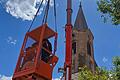 Ein Kran beförderte die Arbeiter samt Kugel in Richtung des Kirchturms in Birkenfeld. An der Kirche, und ebenso an der in Ermershausen, wurde die Kirchturmspitze erneuert.