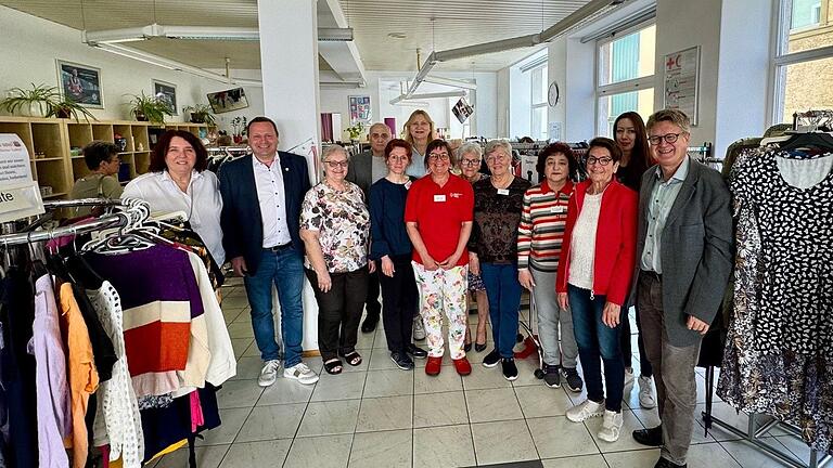 Verantwortliche, Helferinnen und Helfer feiern&nbsp; den 15. 'Geburtstag' des Schweinfurter Rotkreuz-Ladens: (von links) Gabi Siegmund, Holger Merz, Helga Fleischer, Heidrun Laschka (Dritte von rechts) und Jürgen Montag (rechts).