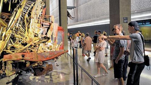 Das war ein Feuerwehrauto: Touristen im 9/11-Museum vor den Resten eines Fahrzeugs, das bei den Anschlägen zerstört wurde. Das war ein Feuerwehrauto: Touristen im 9/11-Museum vor den Resten eines Fahrzeugs, das bei den Anschlägen zerstört wurde.