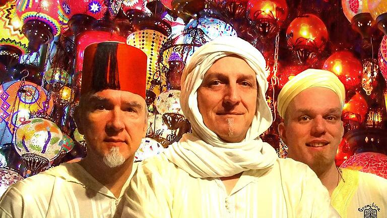 „Grombira“ sind (von links) Manfred Feser-Lampe (Schlagzeug), Ralph Nebl (Saz, Oud, Sitar, Nay, Gesang) und Tommi Neubauer (Bass). „Grombira“ sind (von links) Manfred Feser-Lampe (Schlagzeug), Ralph Nebl (Saz, Oud, Sitar, Nay, Gesang) und Tommi Neubauer (Bass).