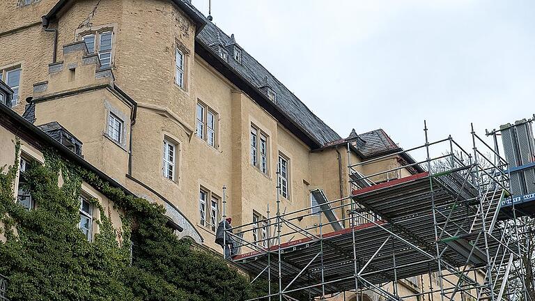 Notbauten sorgen seit Herbst 2017, dass die Schäden am gefährdeten Schloss Mainberg nicht noch größer werden. Ein jetzt gegründeter Förderverein will sich für den Erhalt des markanten Bauwerks einsetzen.