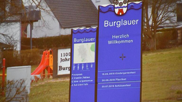 Das neue Beschilderungskonzept für die Gemeinde Burglauer nimmt weiter Formen an und ist auf dem Weg. 'Herzlich Willkommen in Burglauer'. So könnten in Zukunft alle Gäste begrüßt werden. Modernes Design und traditionelles Blau. Das neue Beschilderungskonzept für die Gemeinde Burglauer nimmt weiter Formen an und ist auf dem Weg. 'Herzlich Willkommen in Burglauer'. So könnten in Zukunft alle Gäste begrüßt werden. Modernes Design und traditionelles Blau.