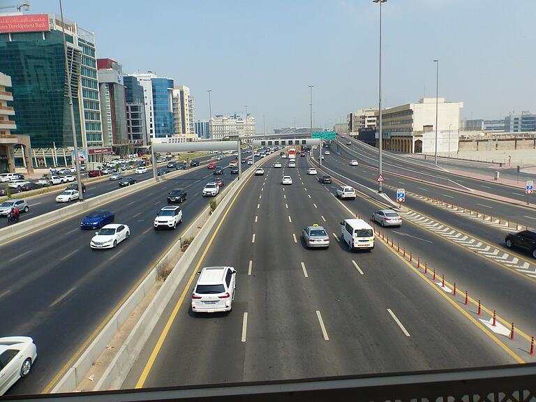 Alles andere als gemütlich: Auf dieser Autobahn fährt Wagner aus Dubai heraus.